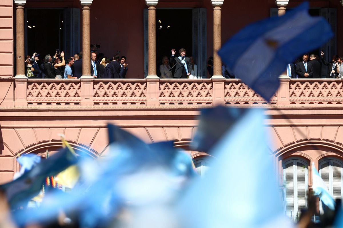 La Plaza de Mayo recibe al presidente Milei al grito de “¡Libertad!” y “¡Motosierra!”