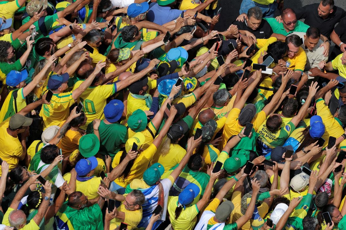 Bolsonaro lidera una gran marcha y proclama su inocencia ante la investigación por urdir un golpe