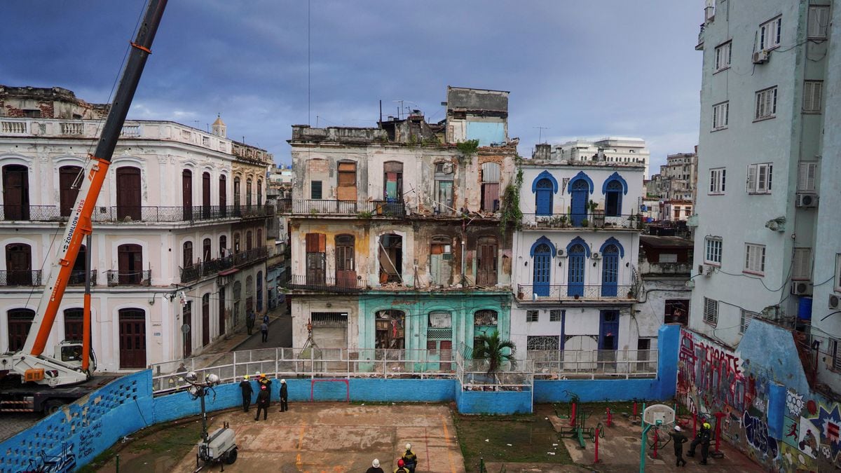 Rettungskräfte arbeiten am eingestürzten Gebäude in Havanna, Kuba, 4. Oktober 2023 | Bildquelle: El Pais © ALEXANDRE MENEGHINI (REUTERS) | Bilder sind in der Regel urheberrechtlich geschützt