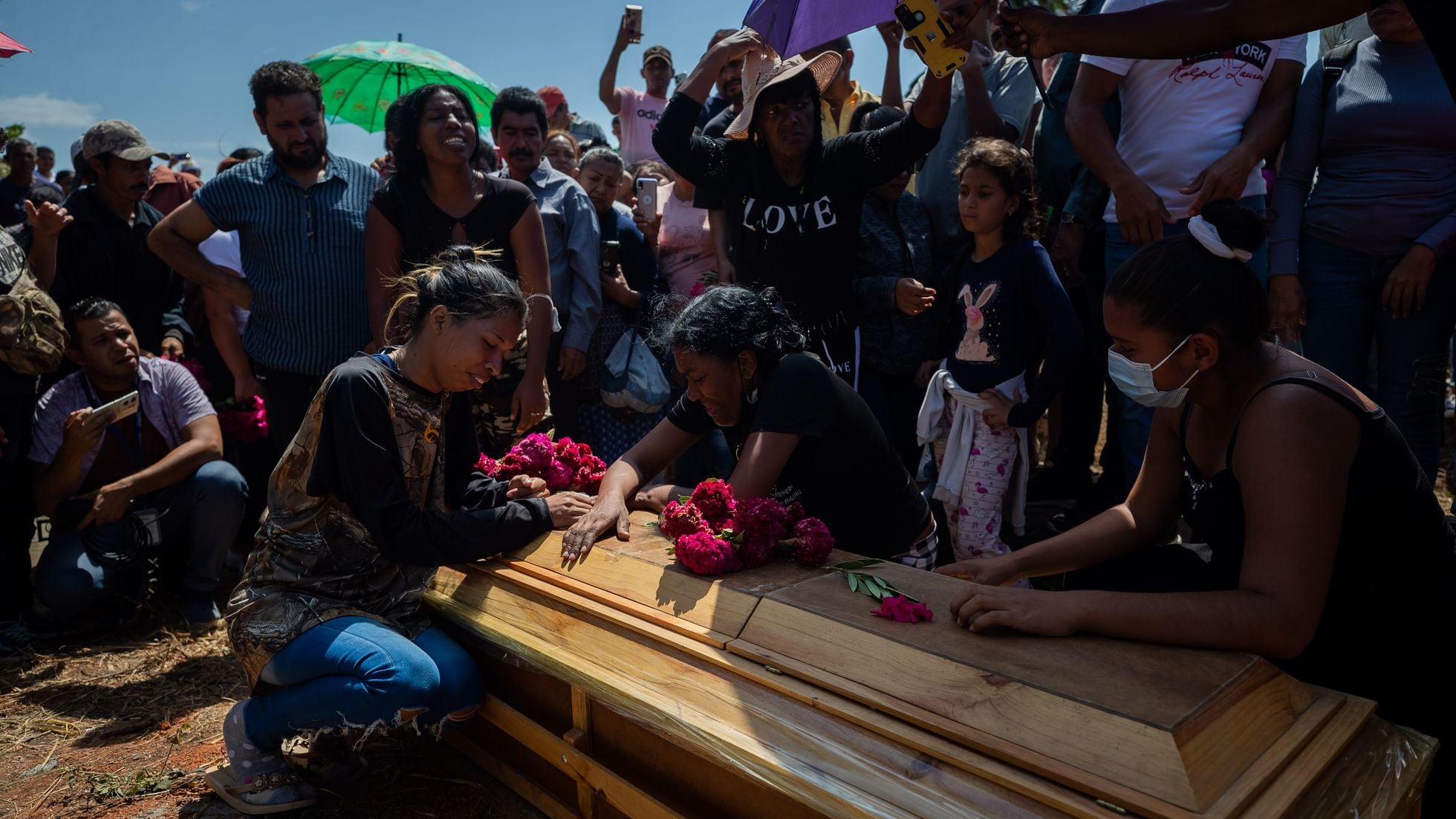 Familiares despiden a los mineros fallecidos en el derrumbe de la mina  ilegal en Bolívar, Venezuela | EL PAÍS América