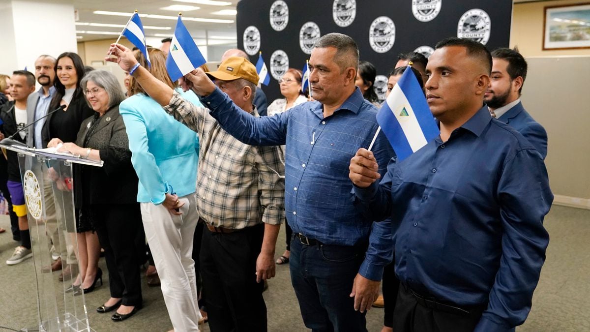 Argentina and Chile have offered citizenship to Sergio Ramirez and the rest of the Nicaraguans persecuted by Ortega.
