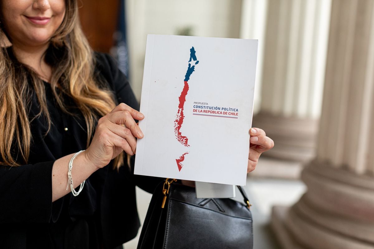 Un Grupo de Reconocidos Economistas de Centroiscuerta y de la Nueva Generación Se Manifiesto Por No Aprobar La Probusta de Constitución en Chile